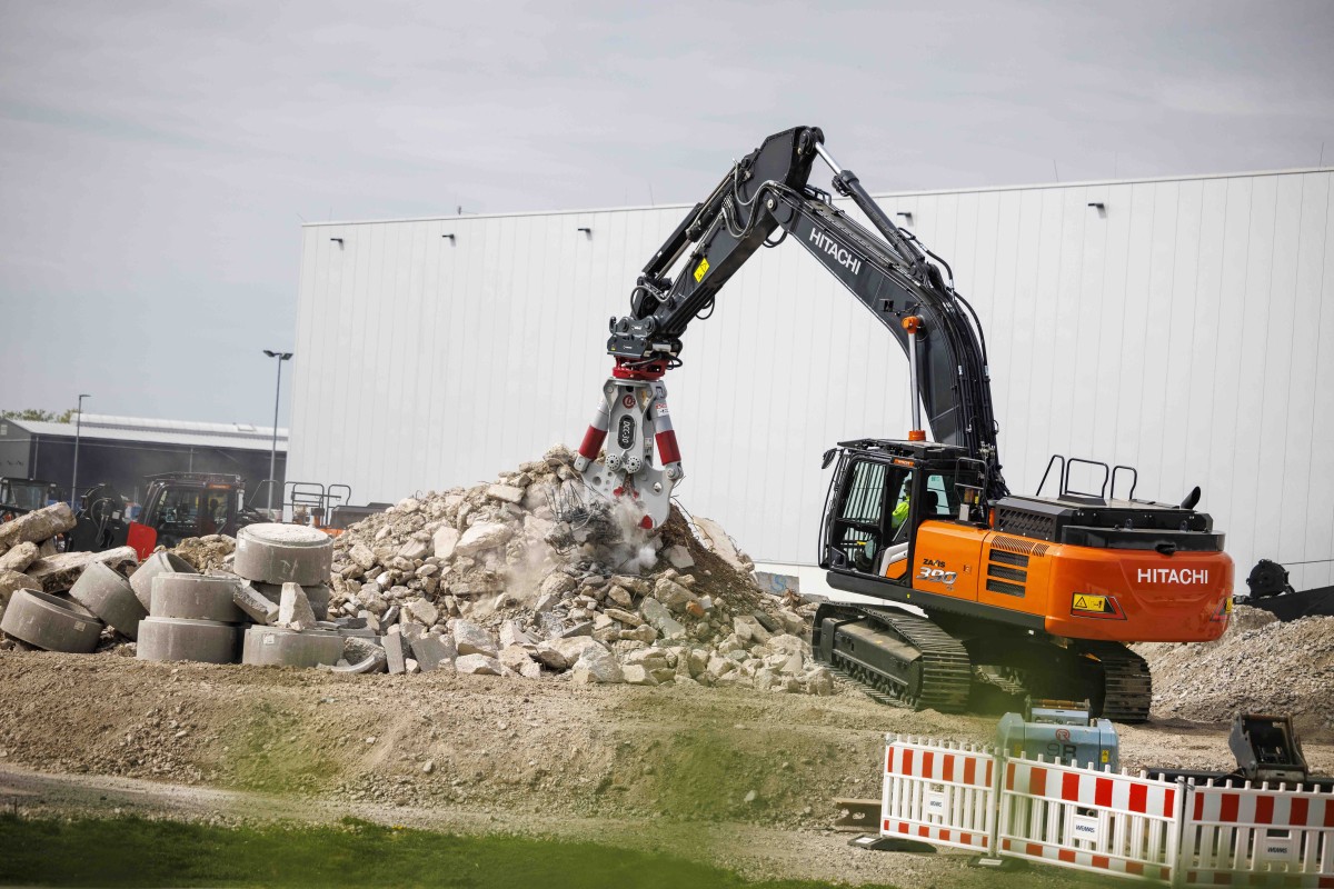 Hitachi presents specially adapted ZX390TC-7 excavator at Intermat