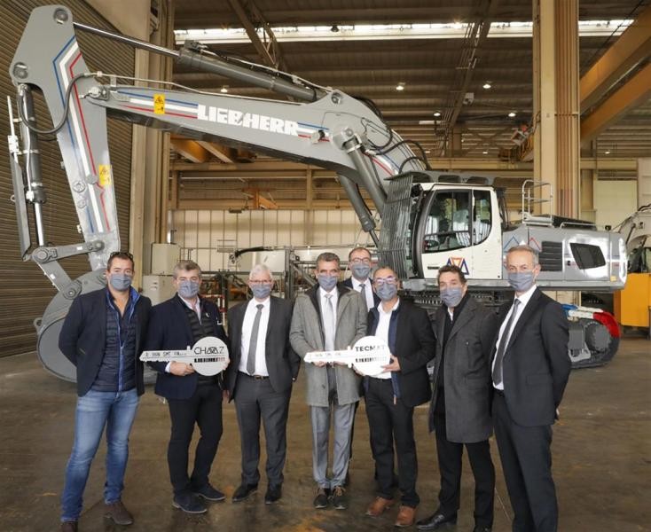 Excavator marking 60 years of Liebherr in France handed over to the Chavaz Père et Fils company