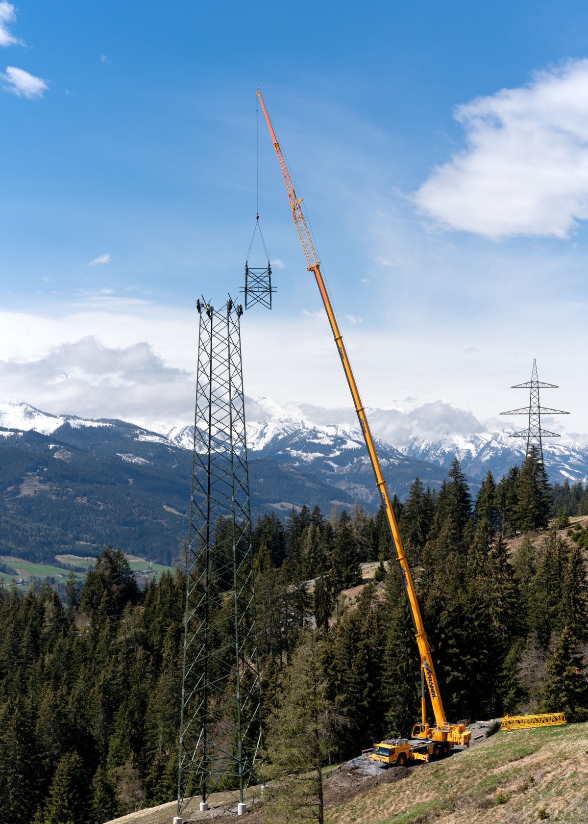/storage/2021/11/ltm-1160-52-working-on-important-power-line-on-the-edge-of-the-austrian-alps_61926f4ad3870.jpg