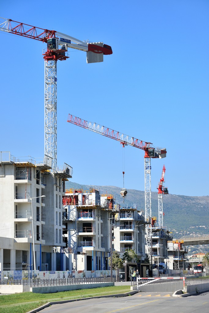 Riviera Montage noleggia sei gru a torre MDT di Potain alla Da Mota Construction