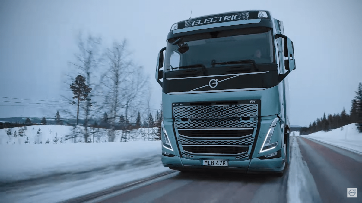 La funzionalità "Active Grip Control" di Volvo Trucks
