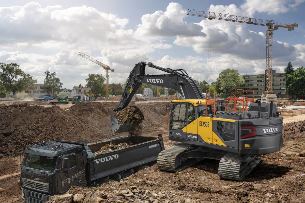 I nuovi escavatori cingolati Volvo EC250E ed EC300E