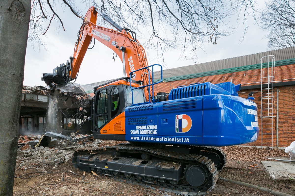 Italia Demolizioni sceglie l'escavatore Doosan DX380LC-7