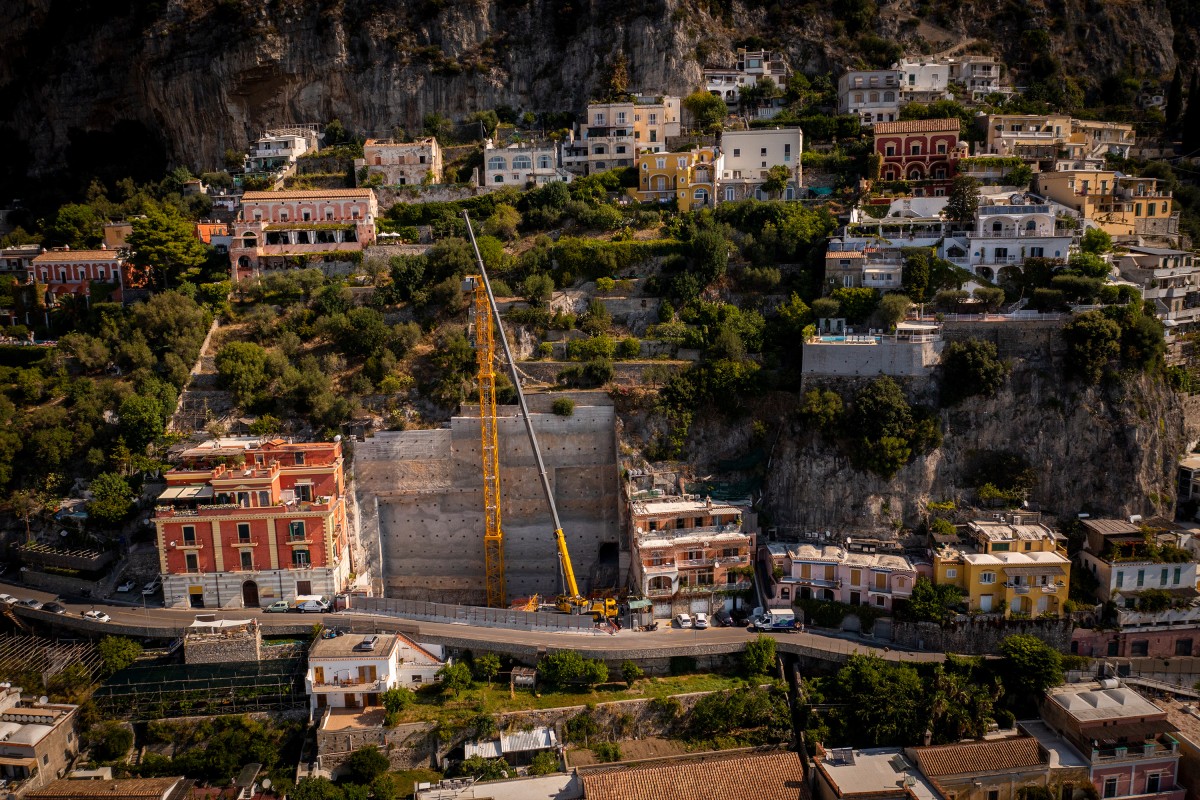 L'impresa di costruzioni Gemar sceglie le gru Potain e Grove per un importante progetto sulla Costiera Amalfitana