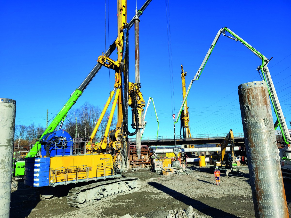Bauer constructs piles for the further expansion of the B15 highway