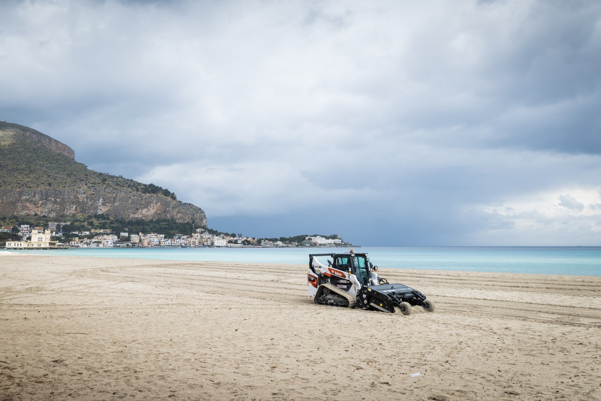 Una Puliscisabbia Bobcat su minipala T76 Serie-R sulla spiaggia di Mondello