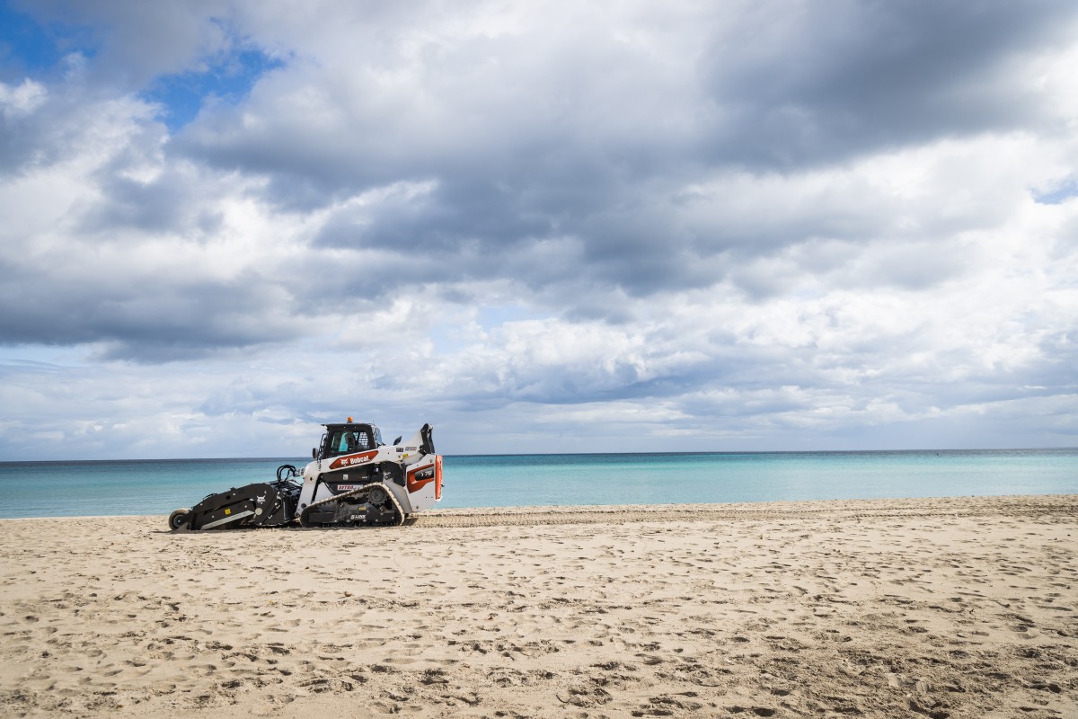 Una Puliscisabbia Bobcat su minipala T76 Serie-R sulla spiaggia di Mondello