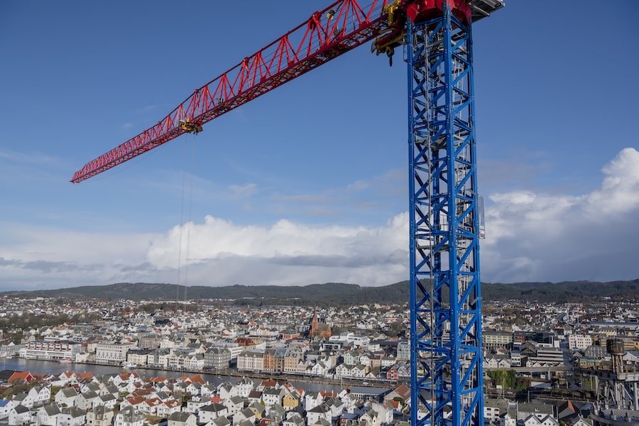 /storage/2022/05/comansa-builds-a-bespoke-tower-crane-for-a-norwegian-yard_628099224ae4d.jpg