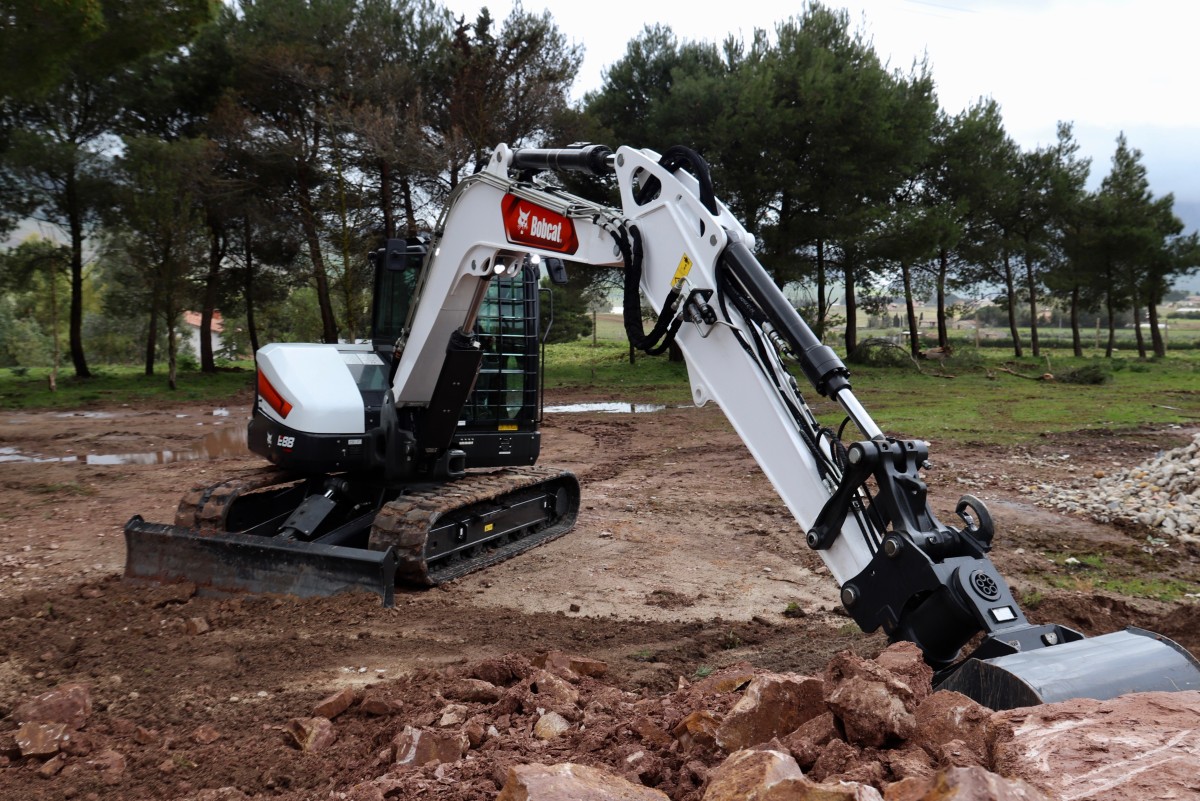 Bobcat lancia il nuovo midi escavatore E88 serie R2 da 8 t