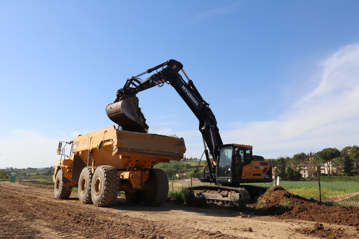 Un escavatore cingolato Hyundai HX210ANL per la F.lli Massai