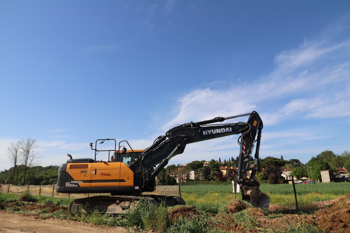 Un escavatore cingolato Hyundai HX210ANL per la F.lli Massai