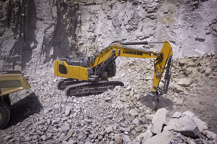 Il primo escavatore cingolato Liebherr R 934 in Corsica