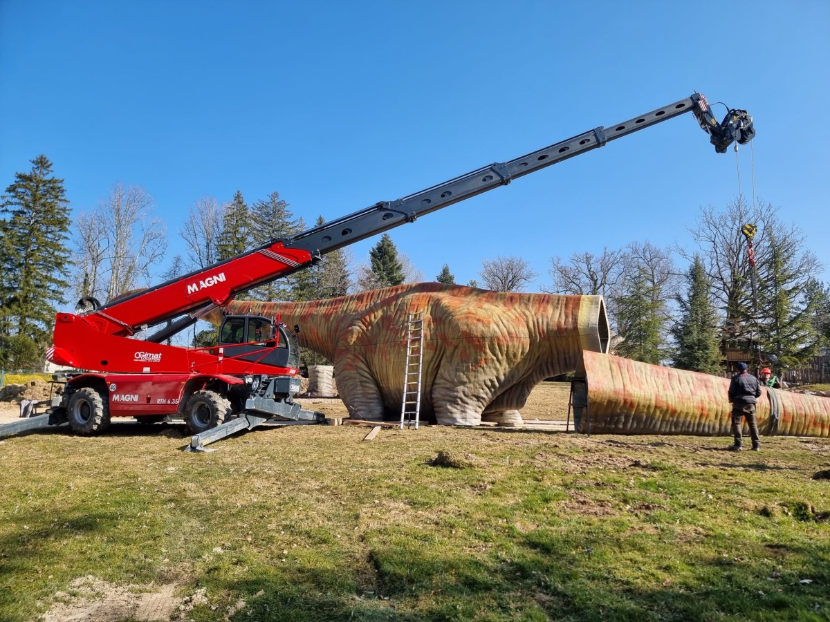 RTH 6.35 telescopic handler dealing with a seismosaur