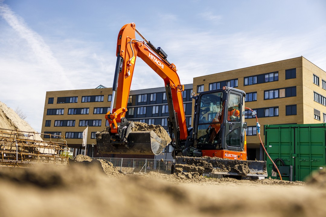 /storage/2022/07/hitachi-launches-first-zero-emission-five-tonne-battery-powered-excavator-in-europe_62d6bc493605d.jpg
