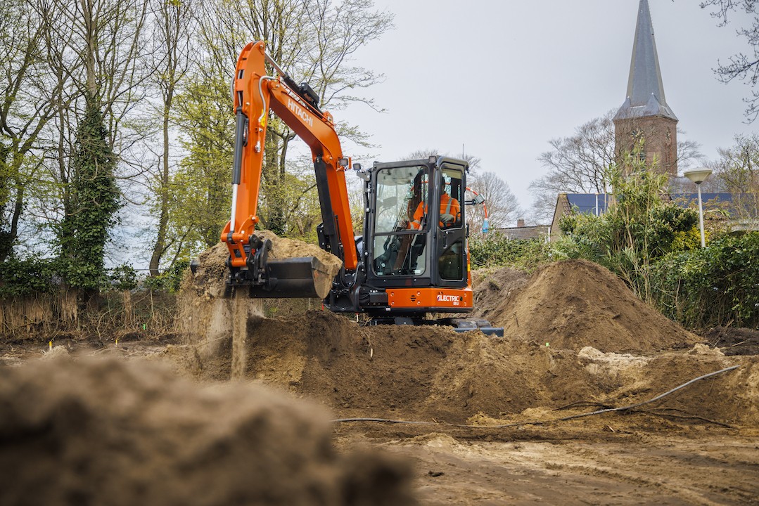 /storage/2022/07/hitachi-launches-first-zero-emission-five-tonne-battery-powered-excavator-in-europe_62d6bc494495e.jpg