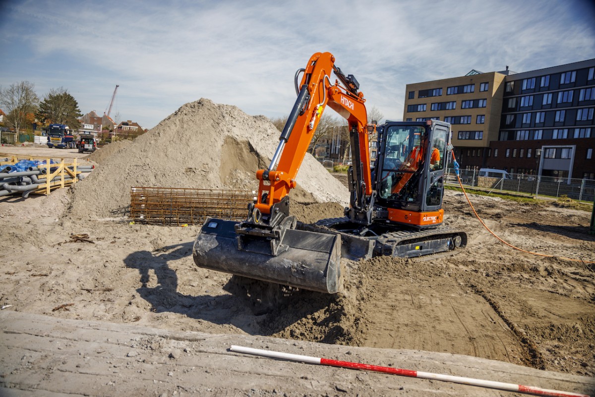 /storage/2022/07/hitachi-launches-first-zero-emission-five-tonne-battery-powered-excavator-in-europe_62d6bc499e951.jpg