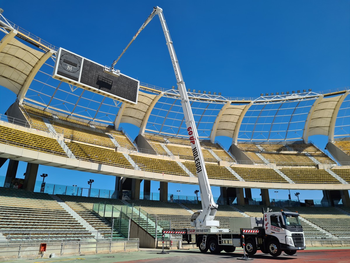 Una piattaforma autocarrata telescopica Multitel Pagliero allo stadio San Nicola di Bari
