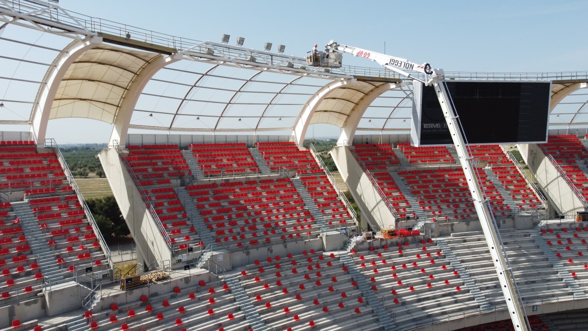 Una piattaforma autocarrata telescopica Multitel Pagliero allo stadio San Nicola di Bari