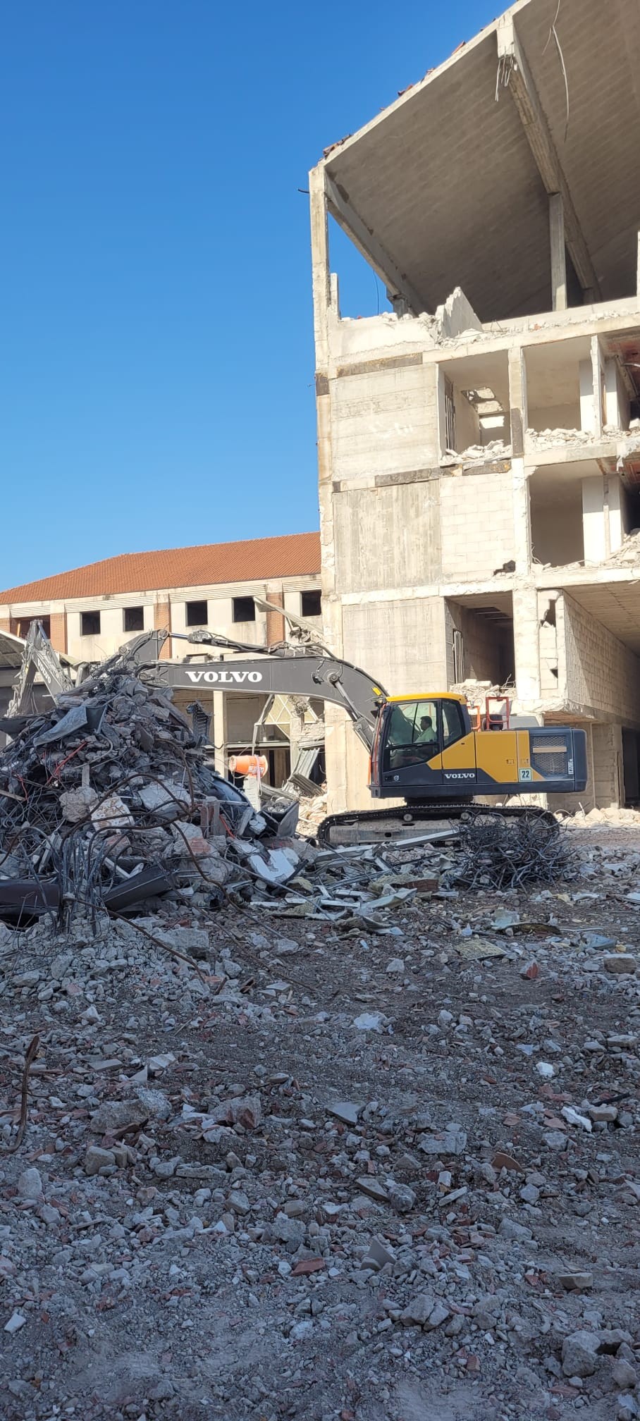 Officina della Ghiaia protagonista in una demolizione a Cernusco s/N