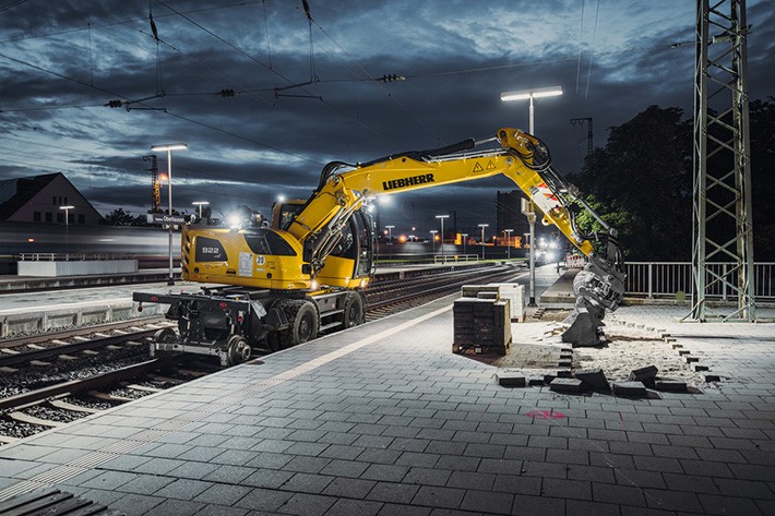 Il nuovo escavatore gommato Liebherr A 922 Rail Litronic