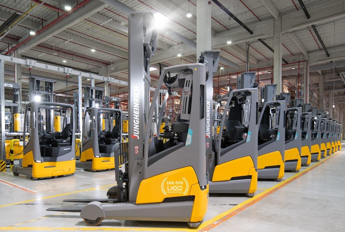 /storage/2022/08/jungheinrich-delivers-the-100000th-lithium-ion-forklift_62ff3e05994e4.jpg