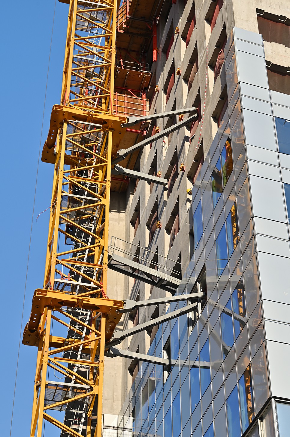 /storage/2022/09/potain-mr-295-luffing-jib-cranes-climb-to-new-heights-on-high-rise-project-in-southern-france_632d85369b7c4.jpg