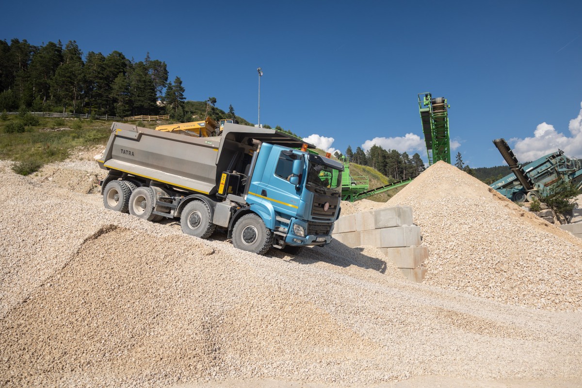 Allison-Equipped Tatra Phoenix R46 Showcased During Test Drive Event in Northern Italian Quarry