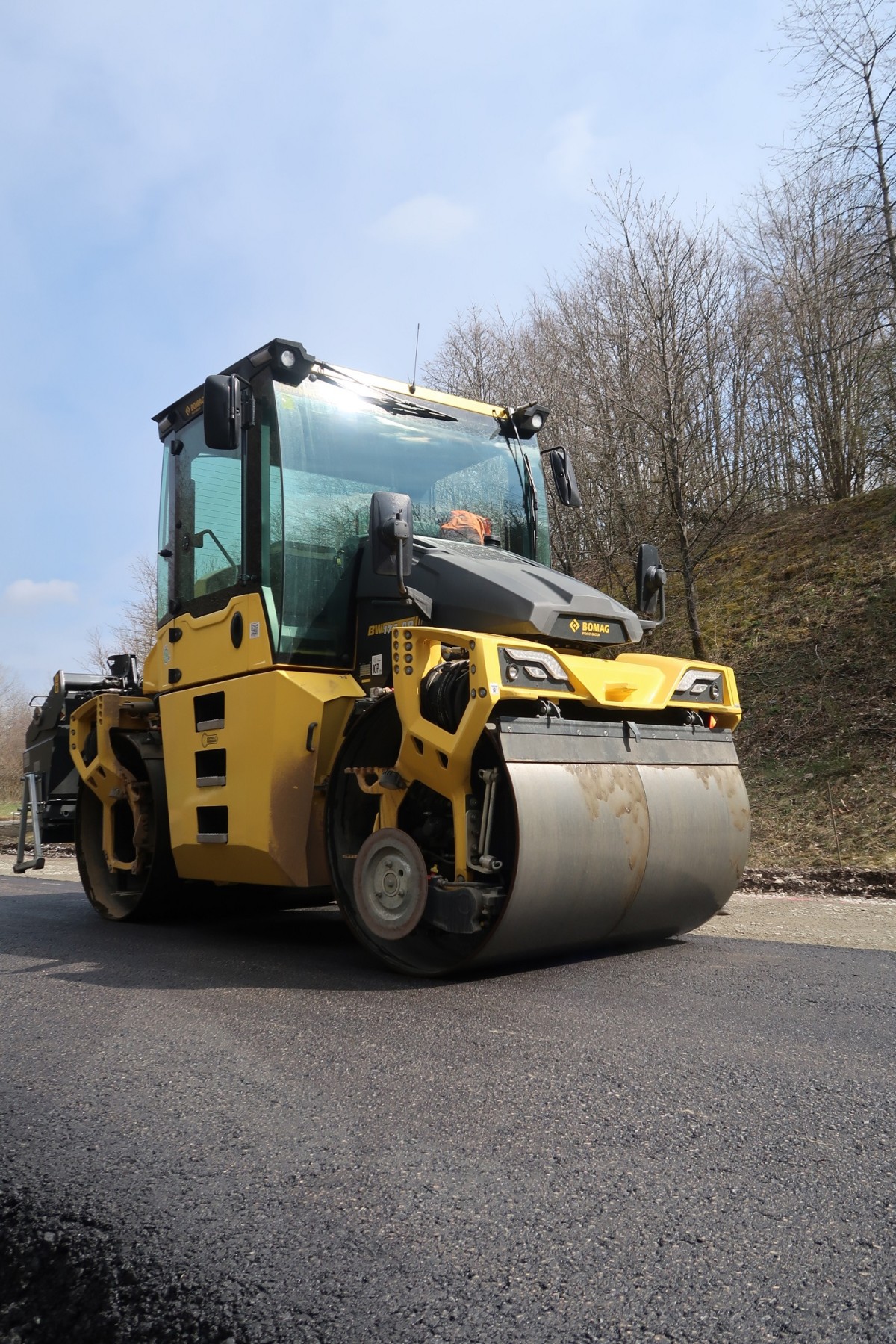 /storage/2022/11/bomag-mycockpit-gives-roller-professionals-a-choice-of-three-operating-concepts_6366b10a492e9.JPG