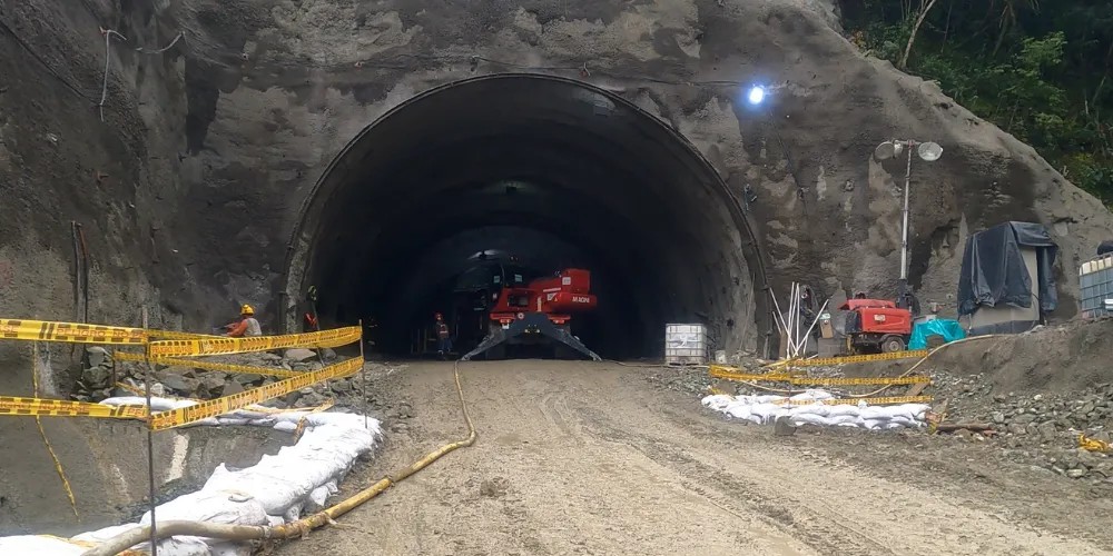 Magni al lavoro nel il tunnel più lungo dell’America Latina