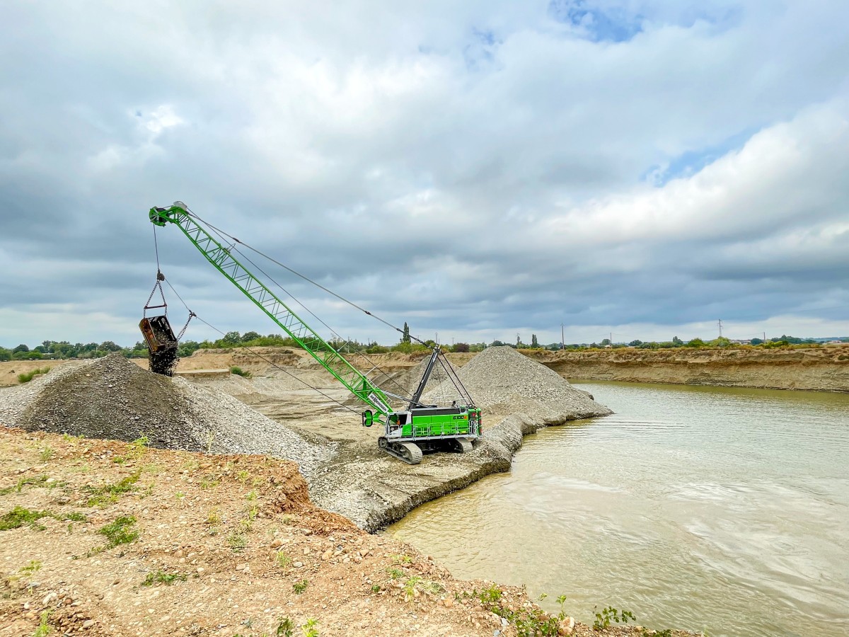 /storage/2022/12/french-producer-of-mineral-aggregates-increases-production-output-with-second-sennebogen-duty-cycle-crane-with-dragline_63a5b7558d5bf.jpg