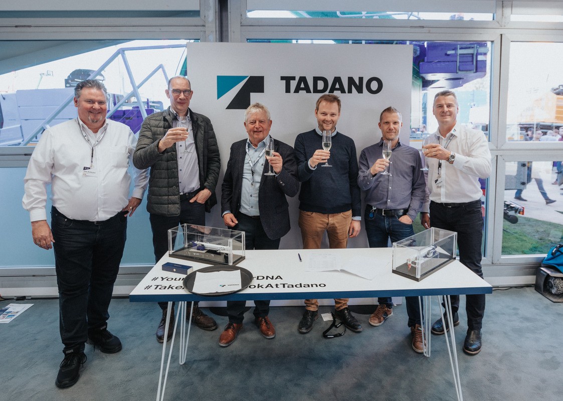 Sarens orders 84-meter boom booster kit for Tadano CC 38.650-1