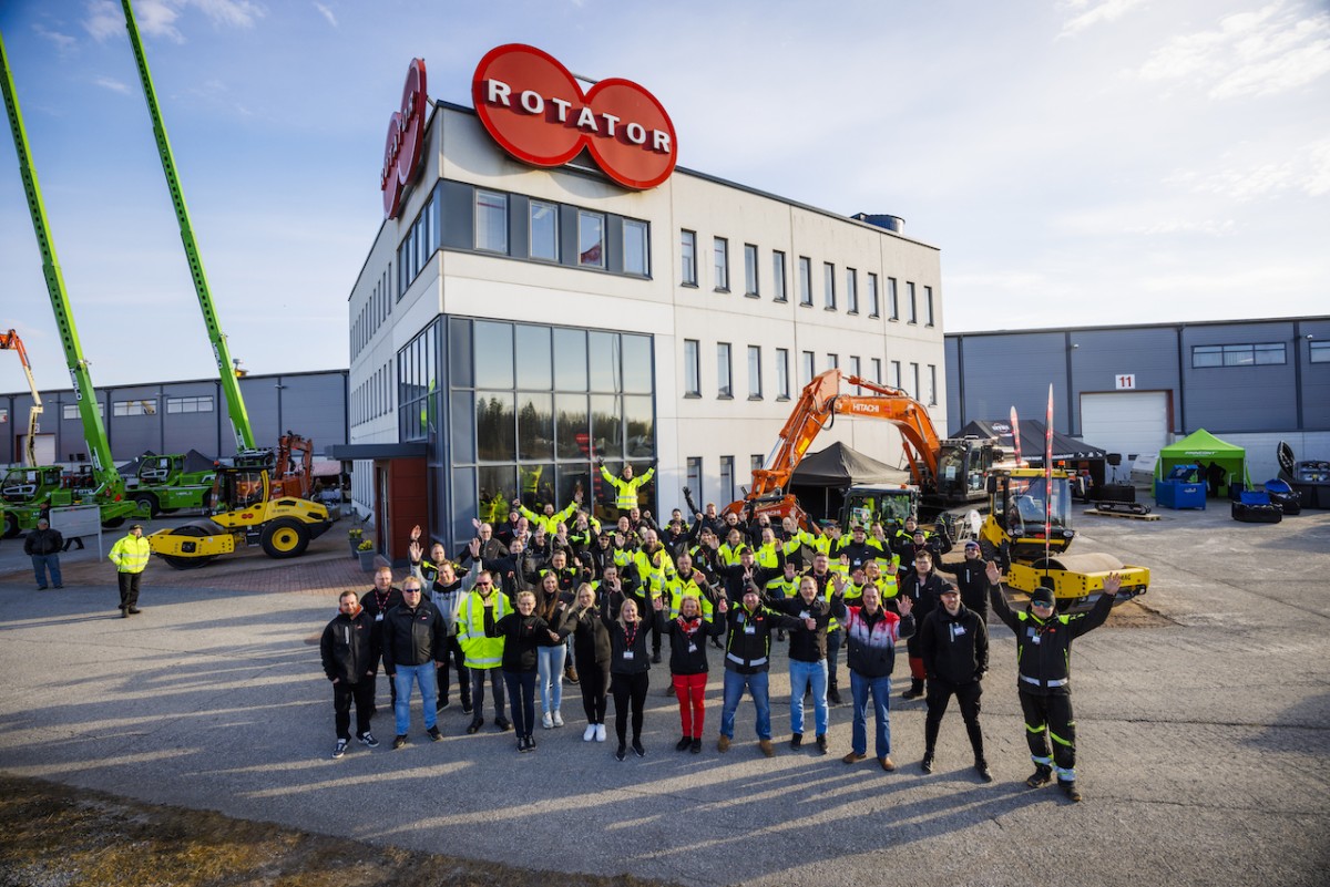 Hitachi congratulates Rotator on its 40th year as Finnish dealer