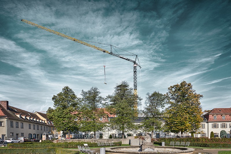 /storage/2023/05/fast-erecting-crane-from-liebherr-works-on-former-castle-in-historic-old-town_644f70124cce1.jpg