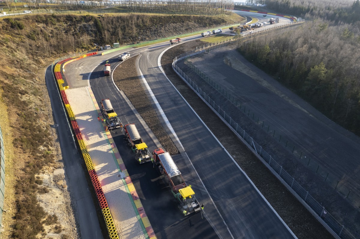 Una flotta di macchine stradali Vögele per la Formula 1