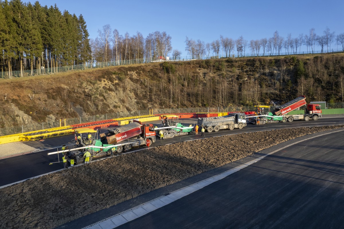 Una flotta di macchine stradali Vögele per la Formula 1