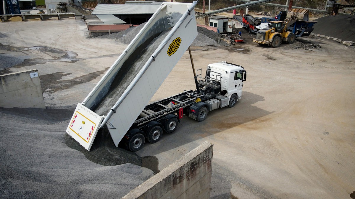 /storage/2023/06/meiller-tipping-semi-trailers-operation-in-the-quarry_647c5d0f782df.jpg