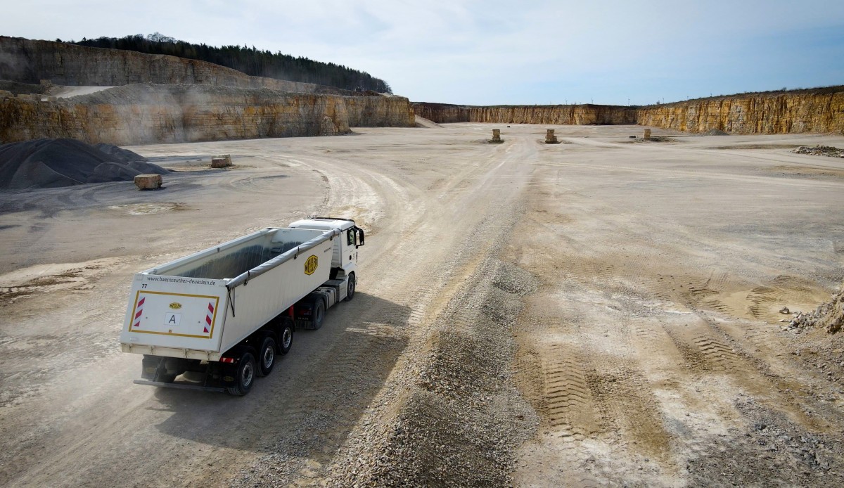 /storage/2023/06/meiller-tipping-semi-trailers-operation-in-the-quarry_647c5d1167ca1.jpg