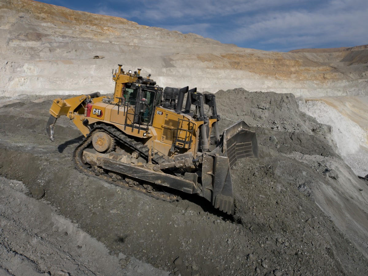 /storage/2023/06/new-cat-d10-dozer-is-more-productive-and-efficient_647dd16289604.jpg