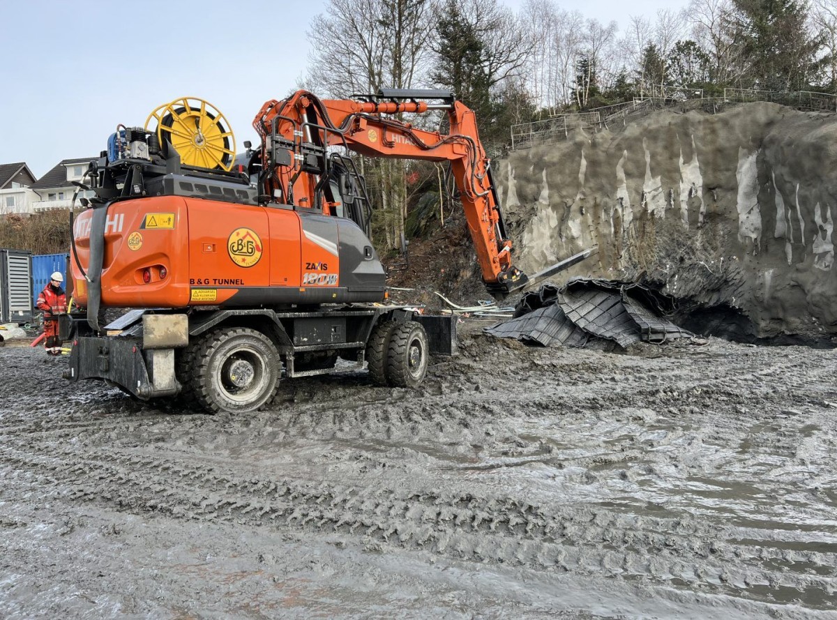 Two new Hitachi models delivered to tunnelling company in Norway
