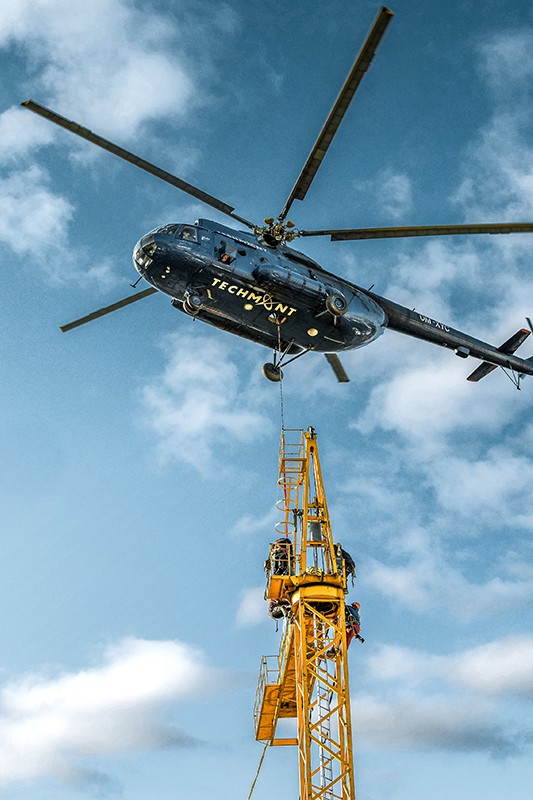 /storage/2023/07/helicopter-flies-liebherr-crane-into-citys-old-town-district_64bccf62b6c8e.jpg