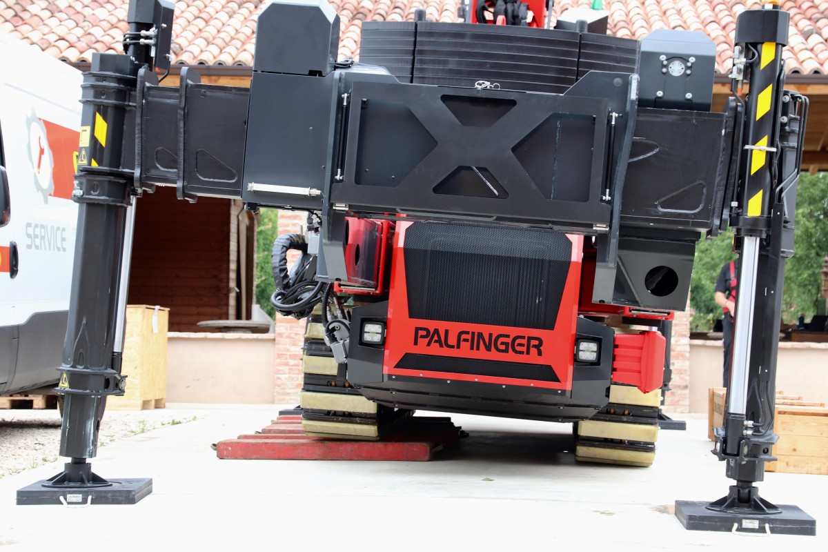 Palfinger consegna la prima gru PCC 57.002 a Casella Autogru