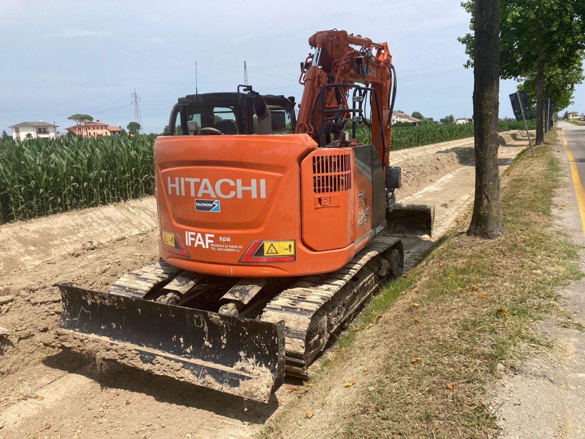 Salomoni consegna un escavatore Hitachi ZX135US-7 a IFAF