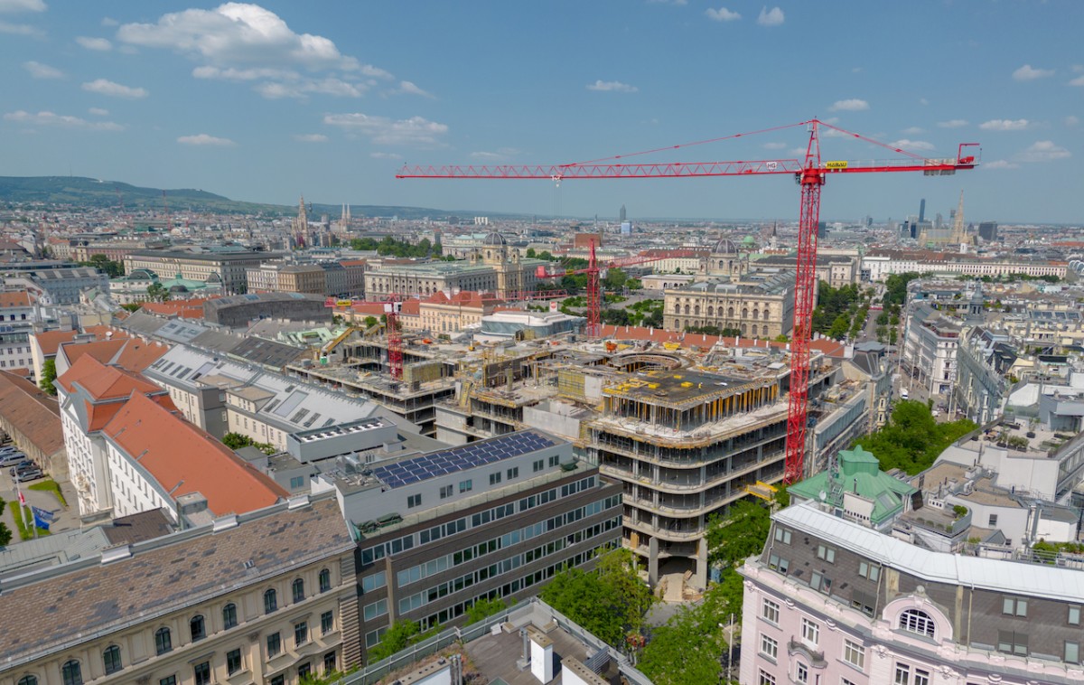 Three WOLFF cranes build a new department store on the "Mahü"