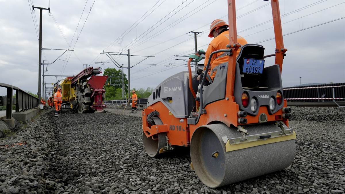 Ballast compaction in railway construction with the HD 10C VV compact roller