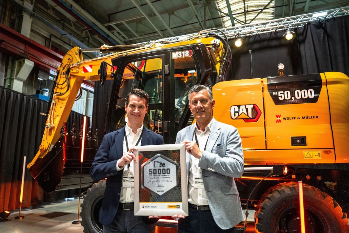 /storage/2023/10/caterpillar-celebrates-production-of-the-50000th-cat-wheel-excavator_651ad2a0a2328.jpeg