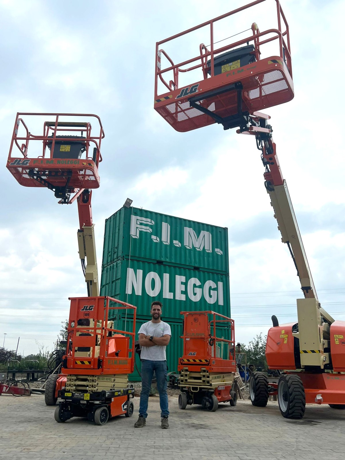 Due piattaforme JLG ES2632 a Milano con F.I.M. Noleggi