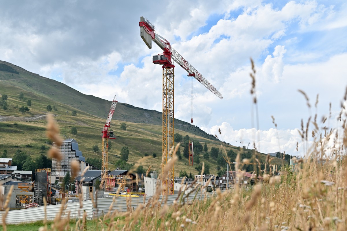 /storage/2023/10/potain-tower-cranes-triumph-in-remote-french-alps-cable-car-project_65192ef9c1d47.jpg