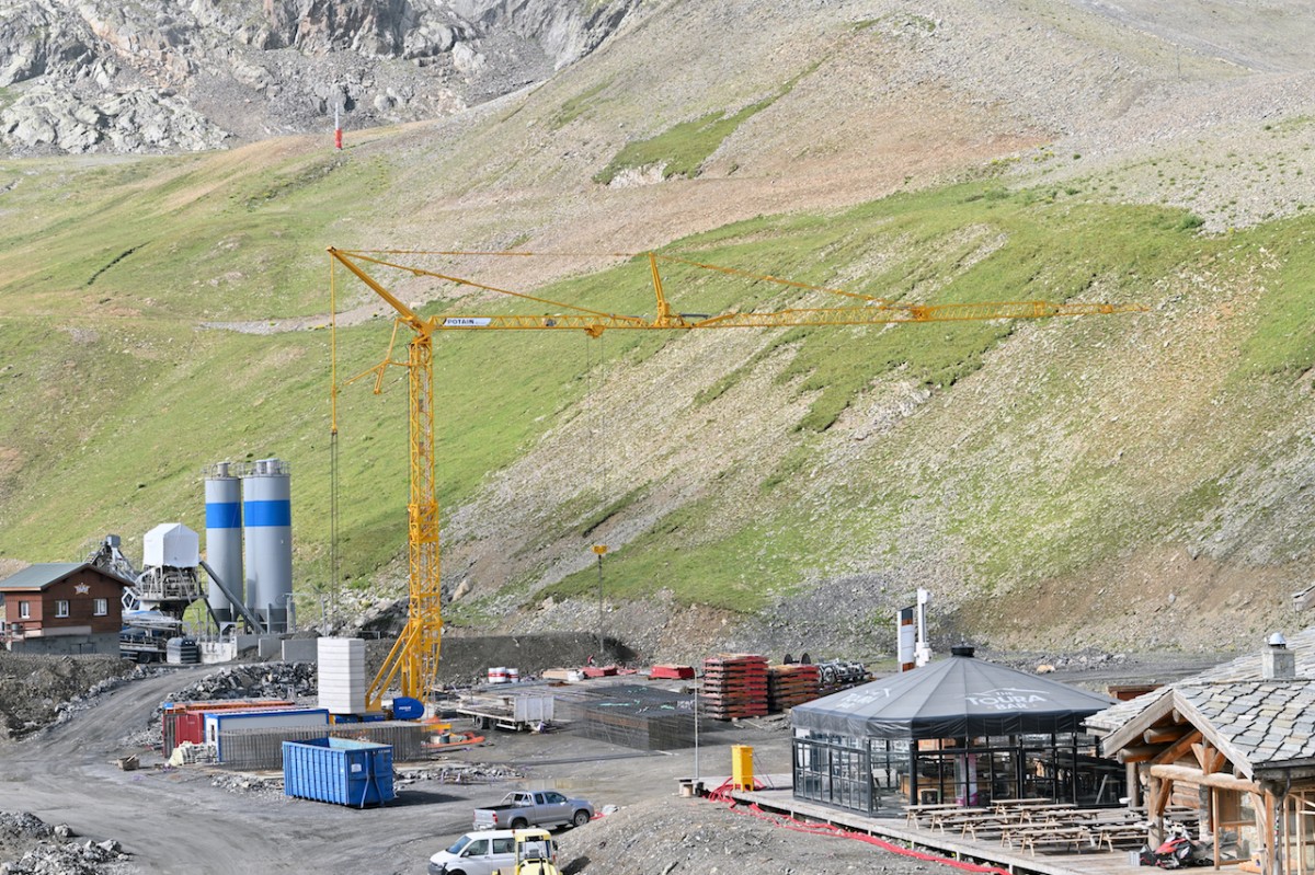 /storage/2023/10/potain-tower-cranes-triumph-in-remote-french-alps-cable-car-project_65192ef9f0fb0.jpg