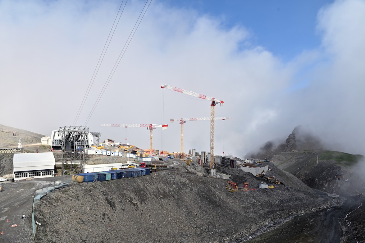 /storage/2023/10/potain-tower-cranes-triumph-in-remote-french-alps-cable-car-project_65192efa29435.jpg
