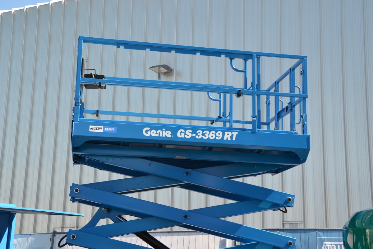 /storage/2023/10/the-latest-genie-hybrid-and-electric-boom-and-scissor-lifts-at-gis-show_651abb18a17f6.JPG